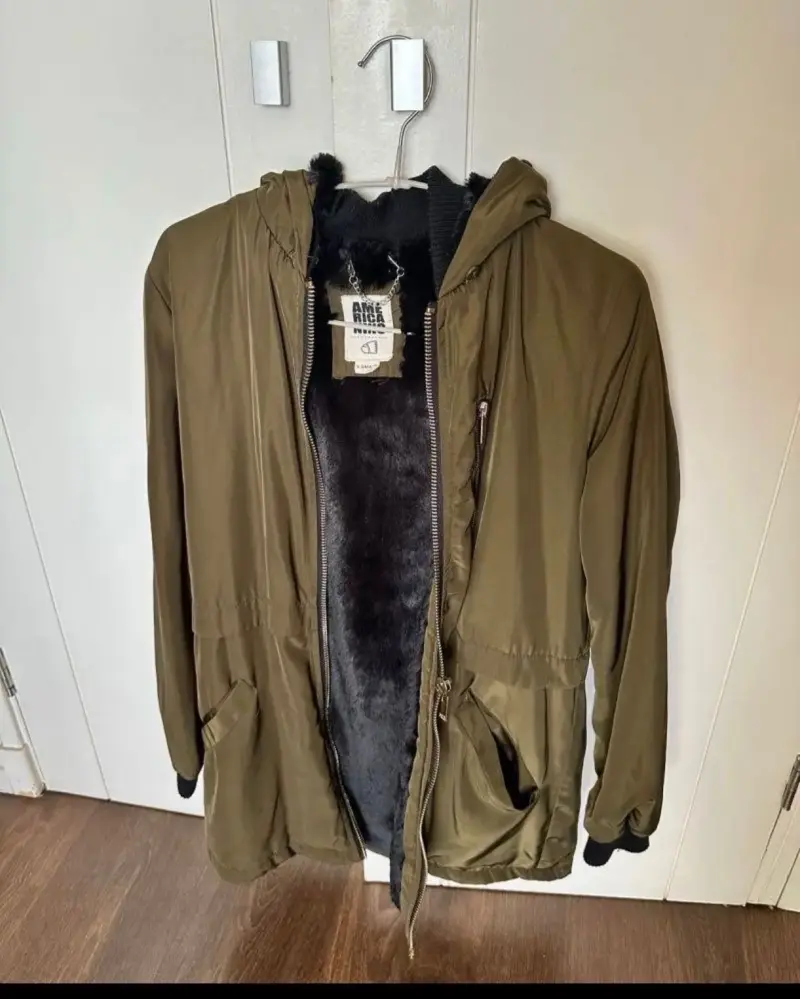 Parka verde con capucha - 1