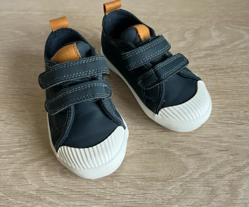 Zapatillas azul oscuro con velcro