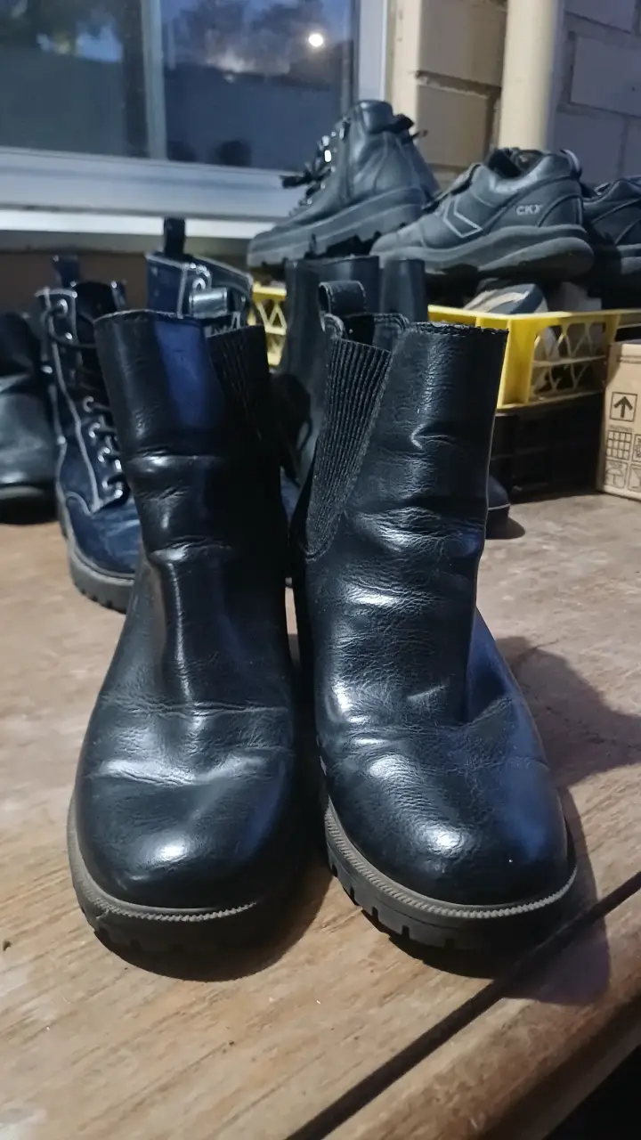 Botines tipo cuero negros - 1