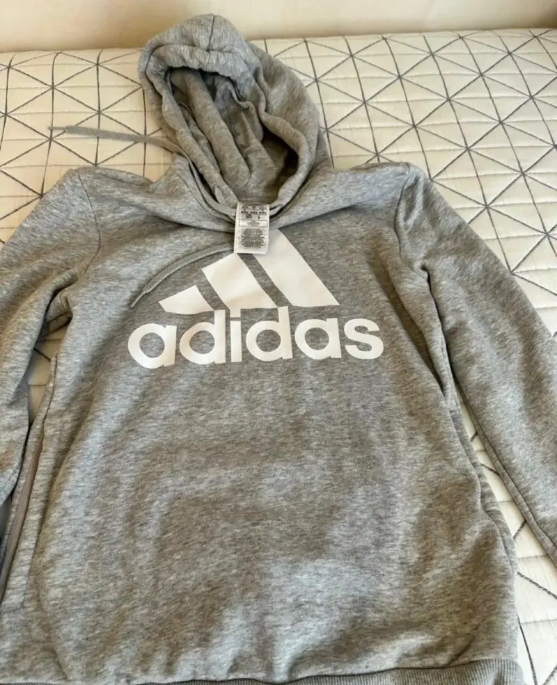Polerón gris Adidas con capucha - 1