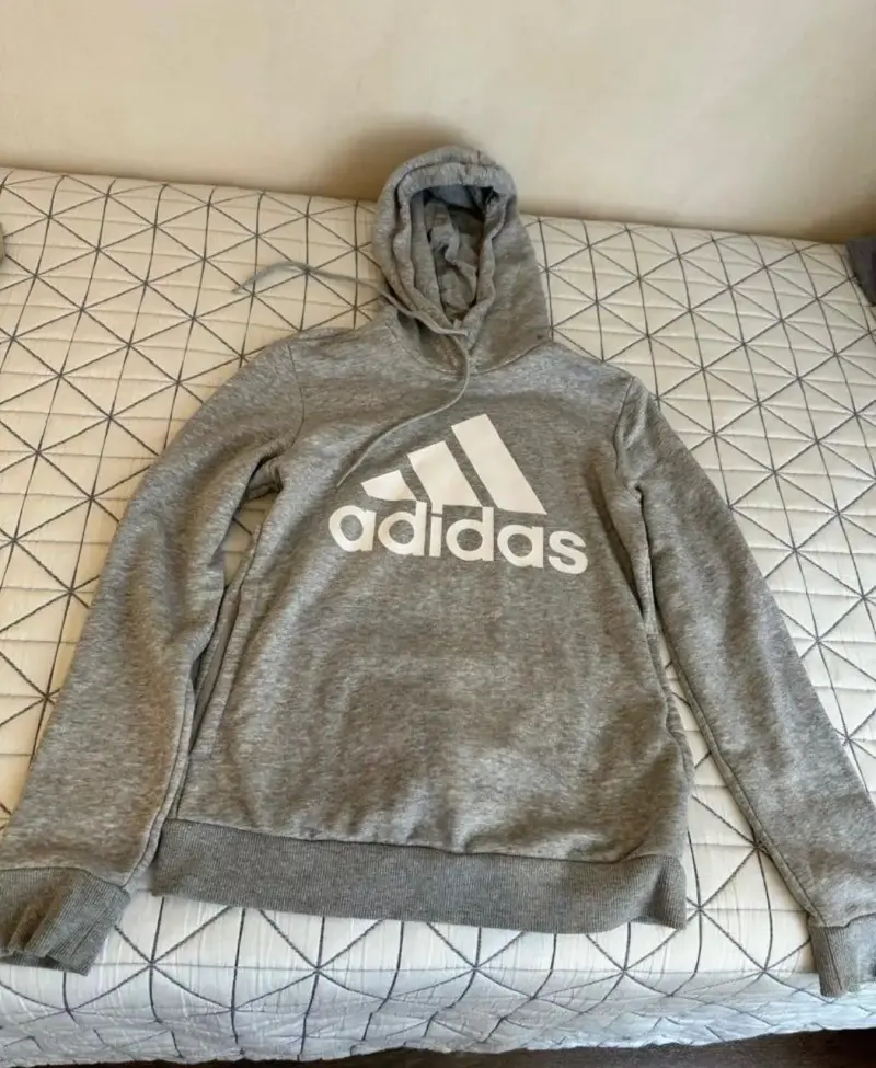 Polerón gris Adidas con capucha - 2