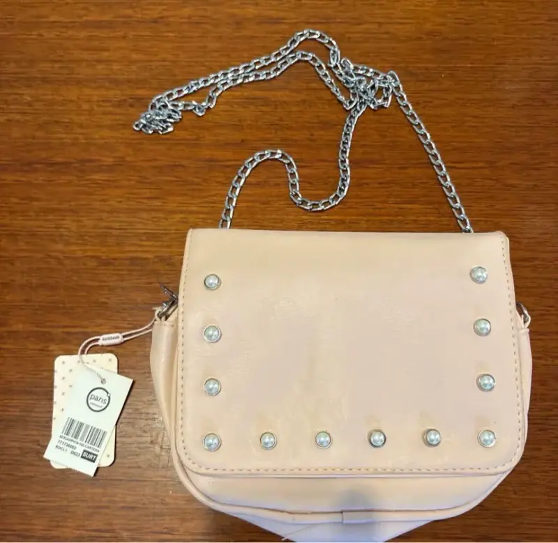 Cartera rosa palo con cadena y perlas - 1