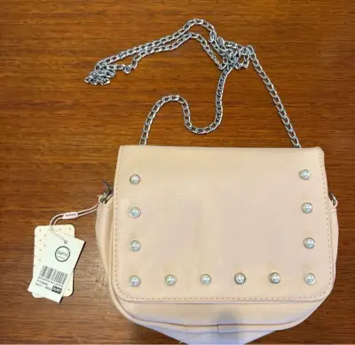 Cartera rosa palo con cadena y perlas - miniatura 1