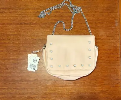Cartera rosa palo con cadena y perlas - miniatura 2