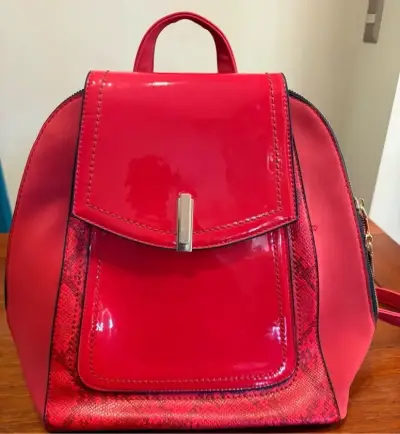 Mochila roja de charol brillante - miniatura 1