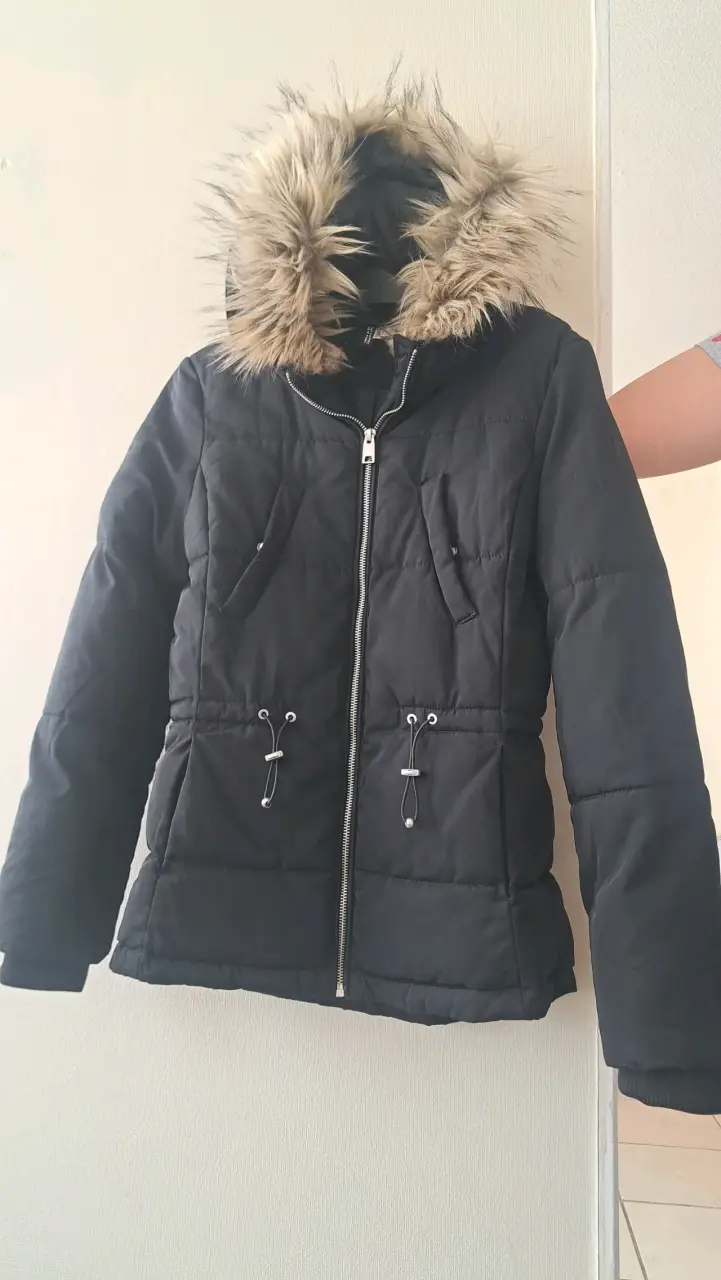 Parka negra con capucha de piel - 1