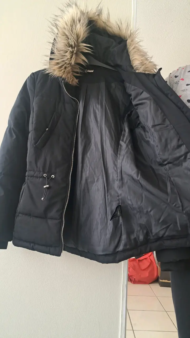 Parka negra con capucha de piel - 2