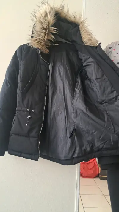Parka negra con capucha de piel - miniatura 2