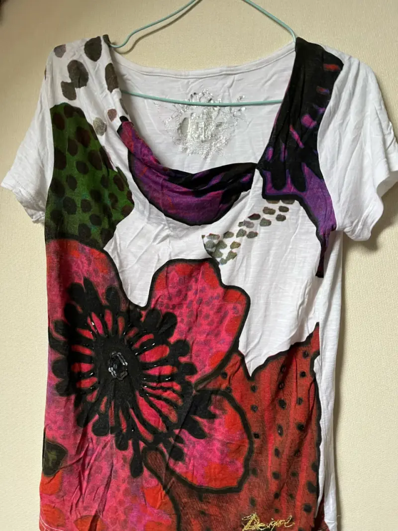 Polera con estampado floral colorido