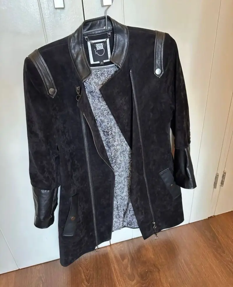 Chaqueta negra de tela y detalles cuero