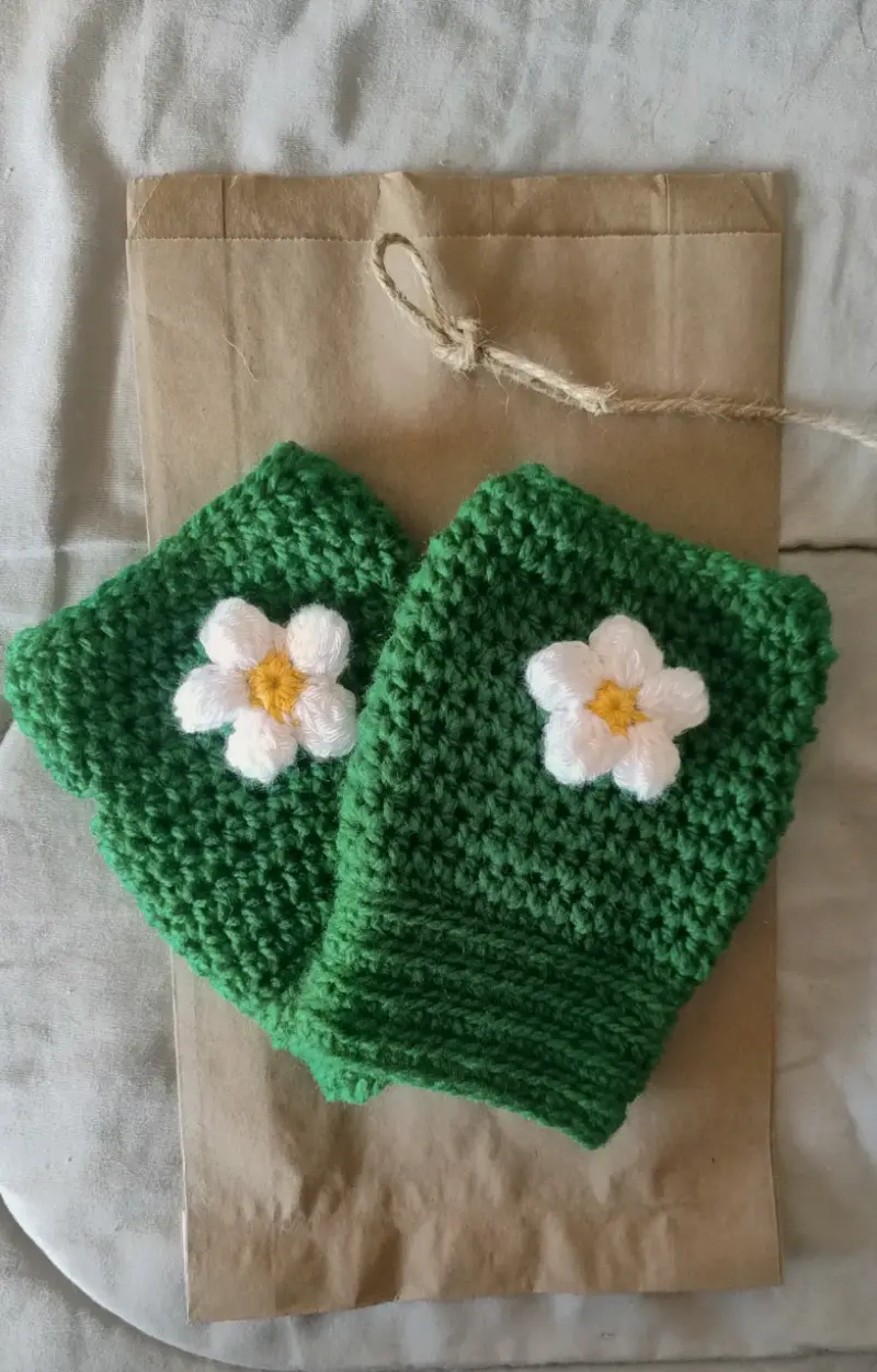 Mitones tejidos verdes con flor