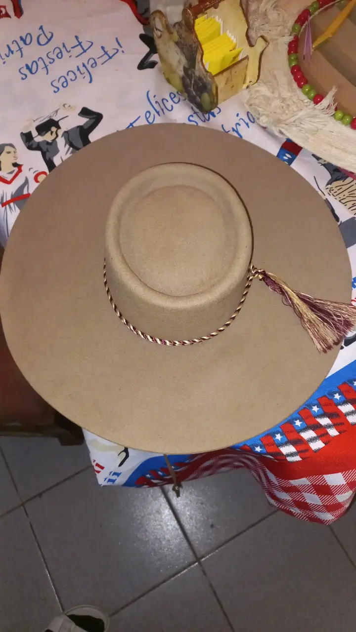 Sombrero de huaso beige