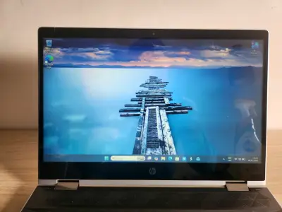 Laptop HP gris en buen estado - miniatura 2