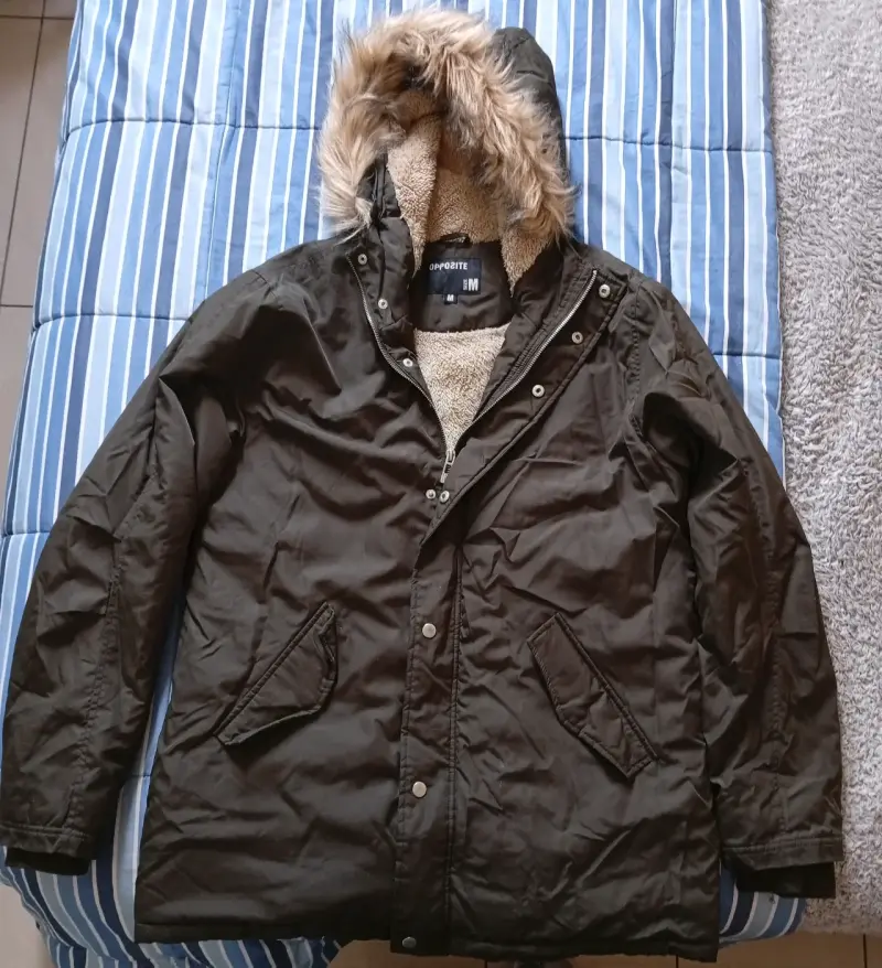 Parka con chiporro verde con capucha de peluche