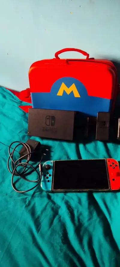 Nintendo Switch con accesorios - miniatura 1