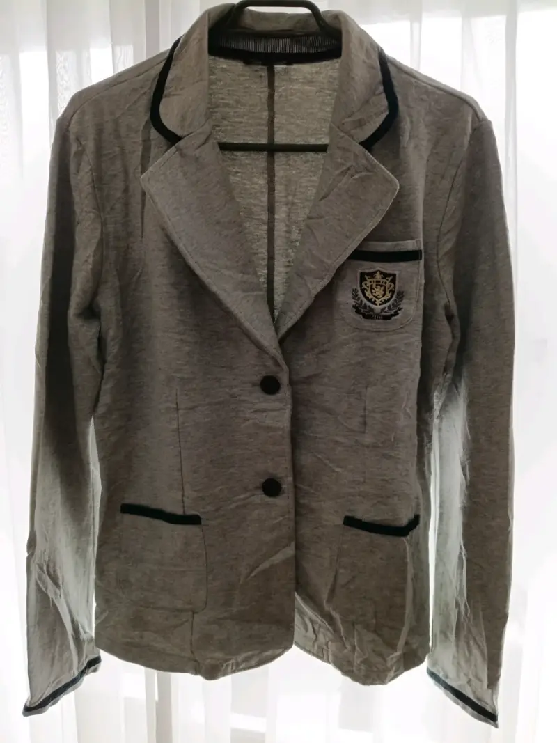 Blazer gris con insignia - 1