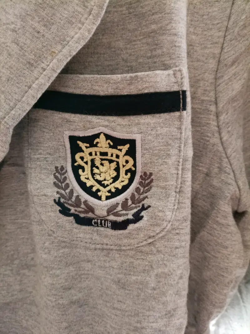 Blazer gris con insignia - 2