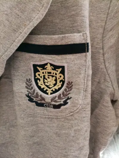 Blazer gris con insignia - miniatura 2