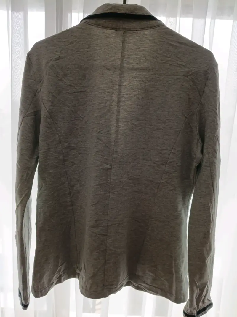 Blazer gris con insignia - 4