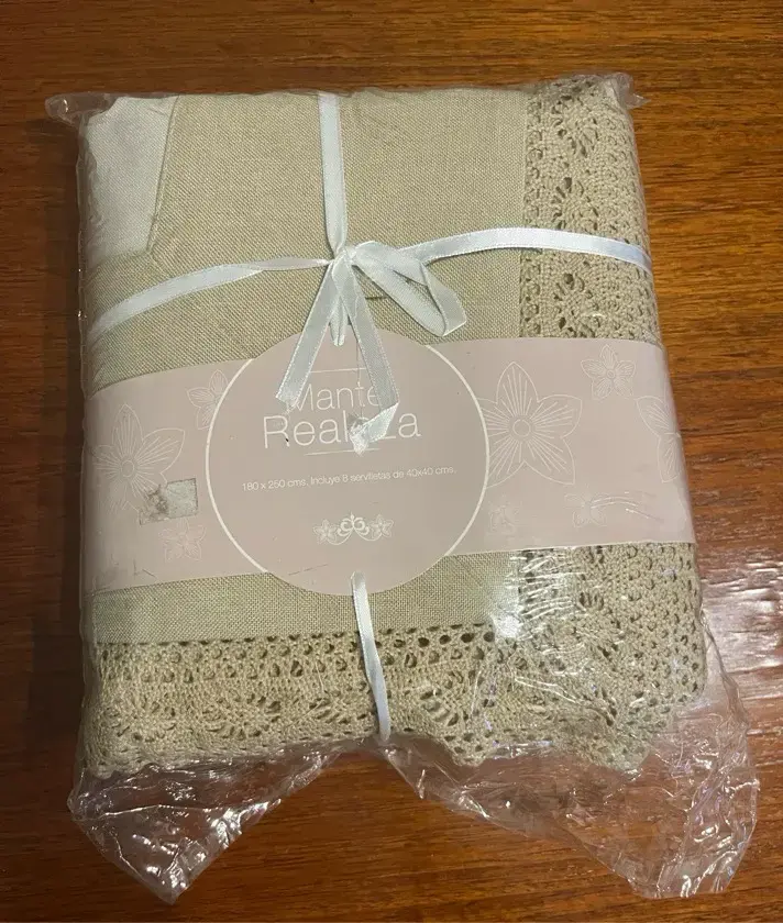 Mantel beige con encaje