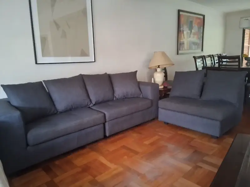 Sofá gris en buen estado