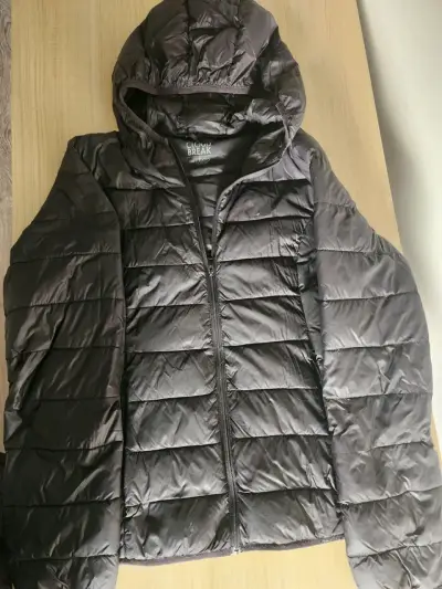 Chaqueta puffer negra con capucha - miniatura 1