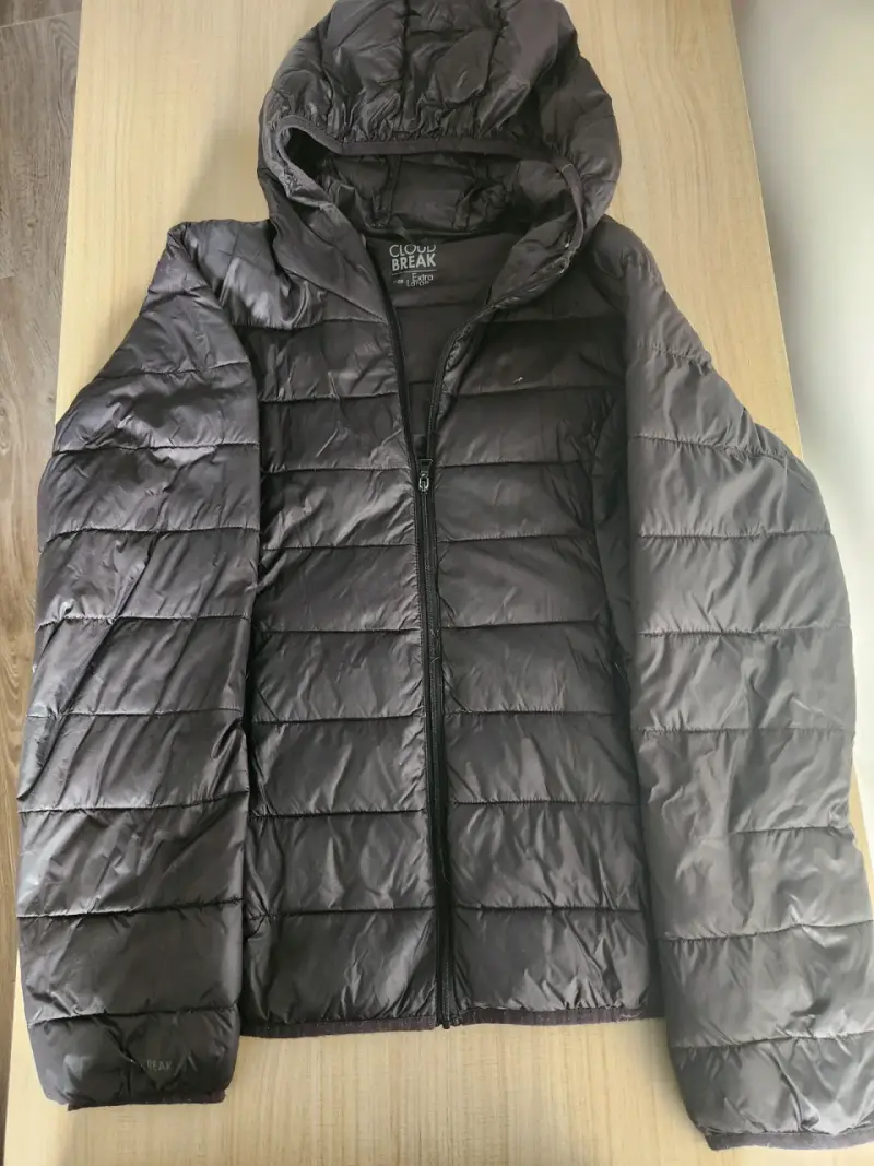 Chaqueta puffer negra con capucha - 3