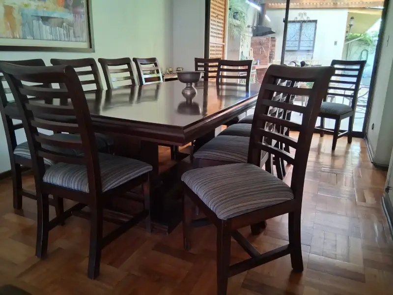 Comedor de madera con 12 sillas