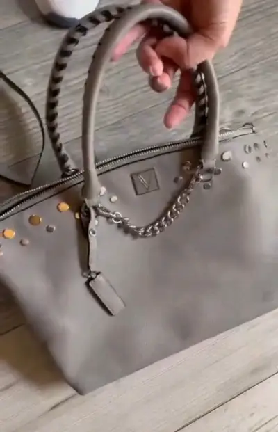 Bolso beige con tachas - miniatura 2