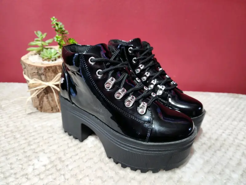 Botines negros con plataforma charol