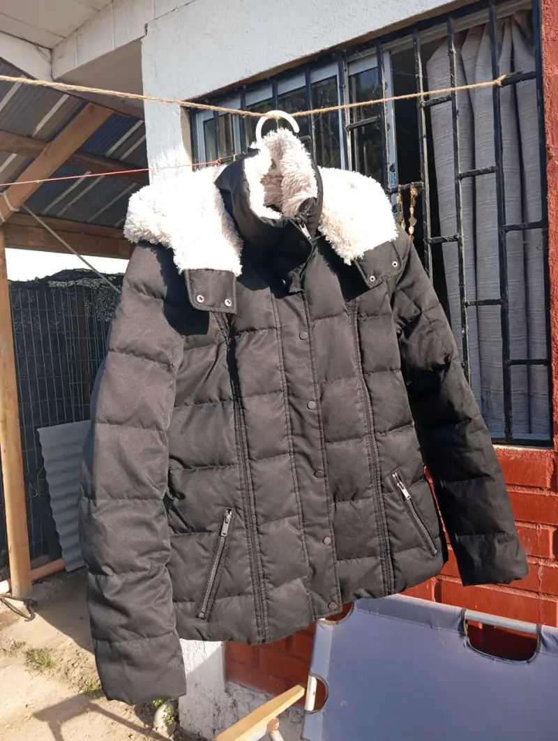 Parka negra con capucha de lana