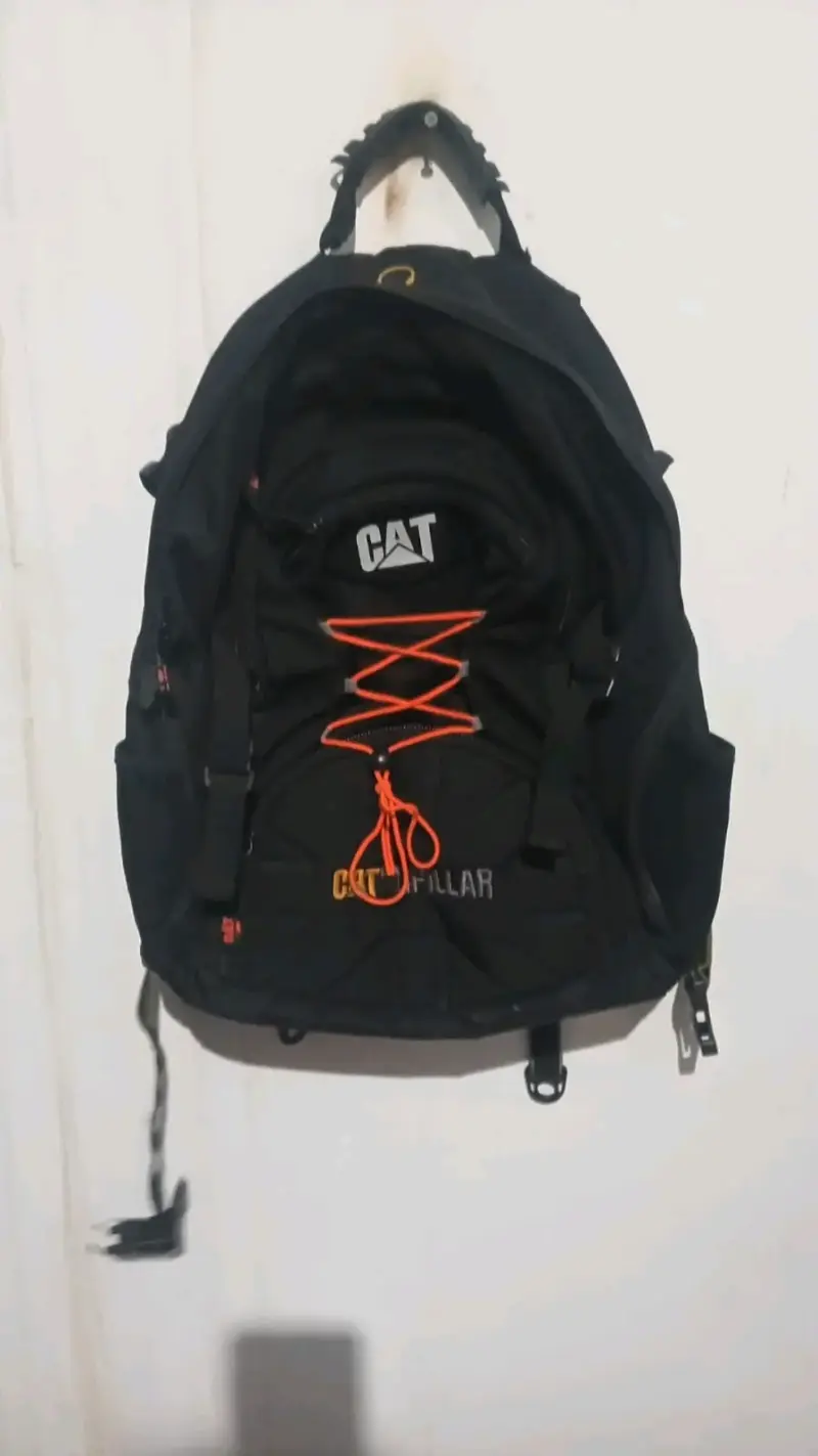 Mochila CAT negra resistente