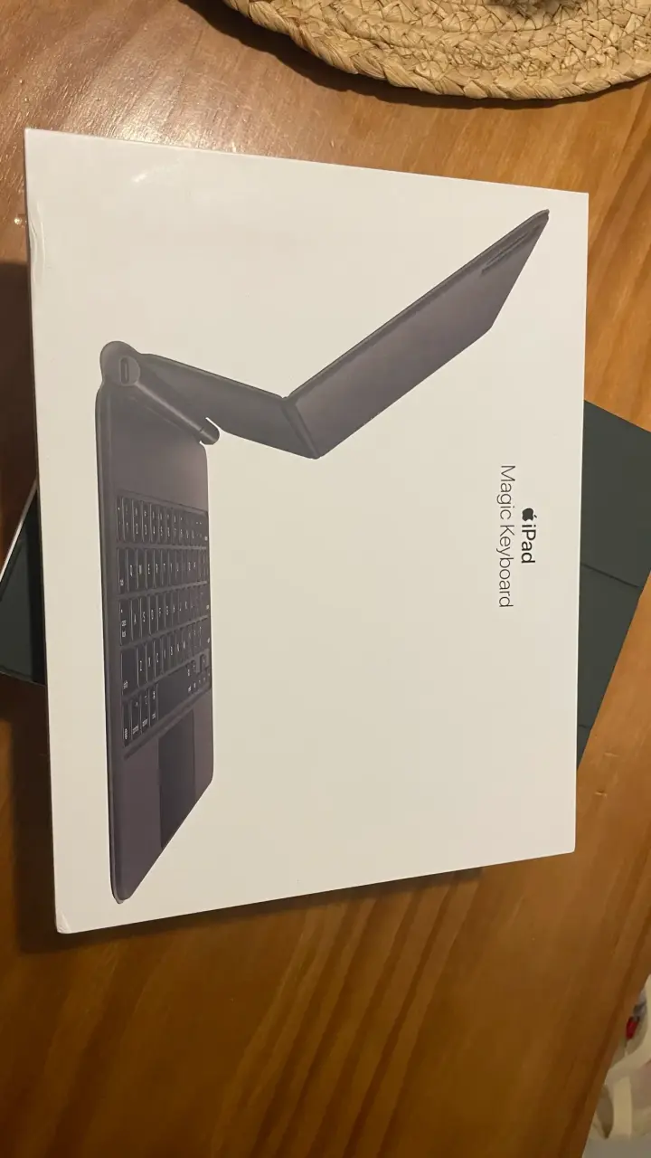 iPad Magic Keyboard semi nuevo - 1