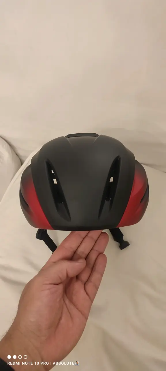 Casco de bicicleta negro y rojo - 1