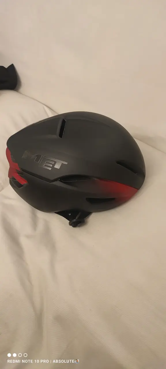 Casco de bicicleta negro y rojo - 2