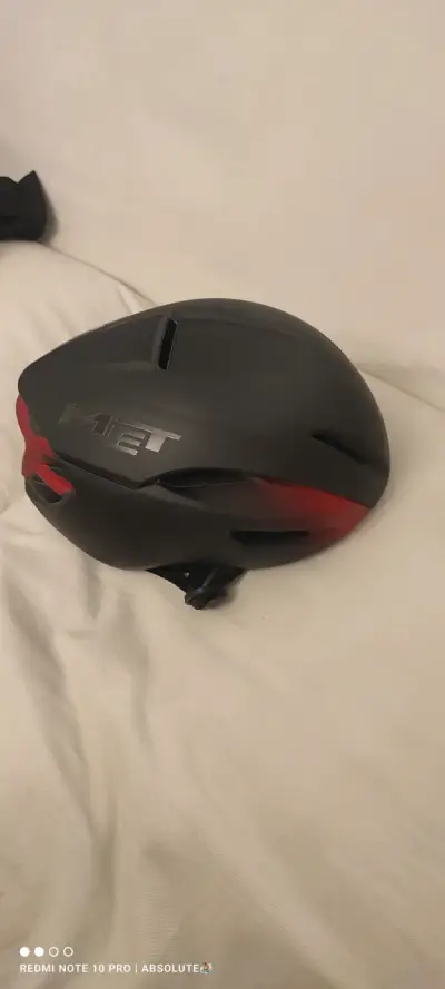 Casco de bicicleta negro y rojo - miniatura 2