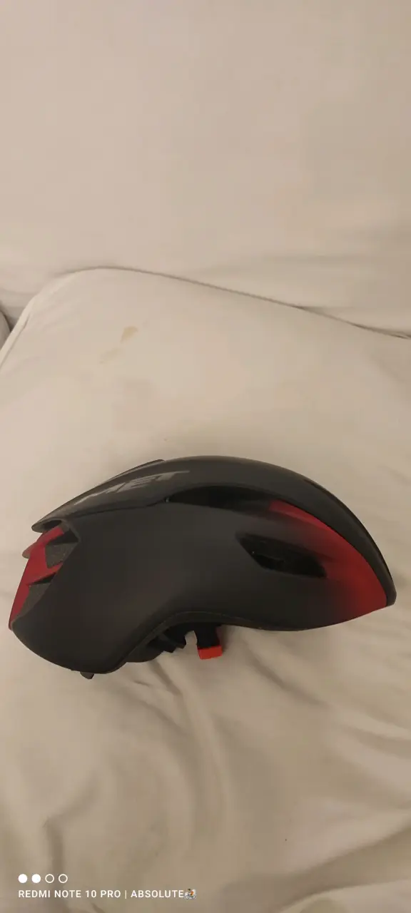Casco de bicicleta negro y rojo - 3