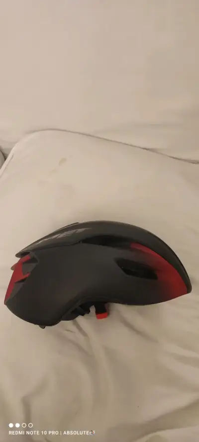 Casco de bicicleta negro y rojo - miniatura 3