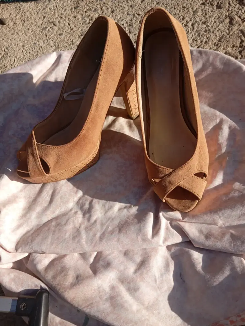 Tacones peep toe color camel