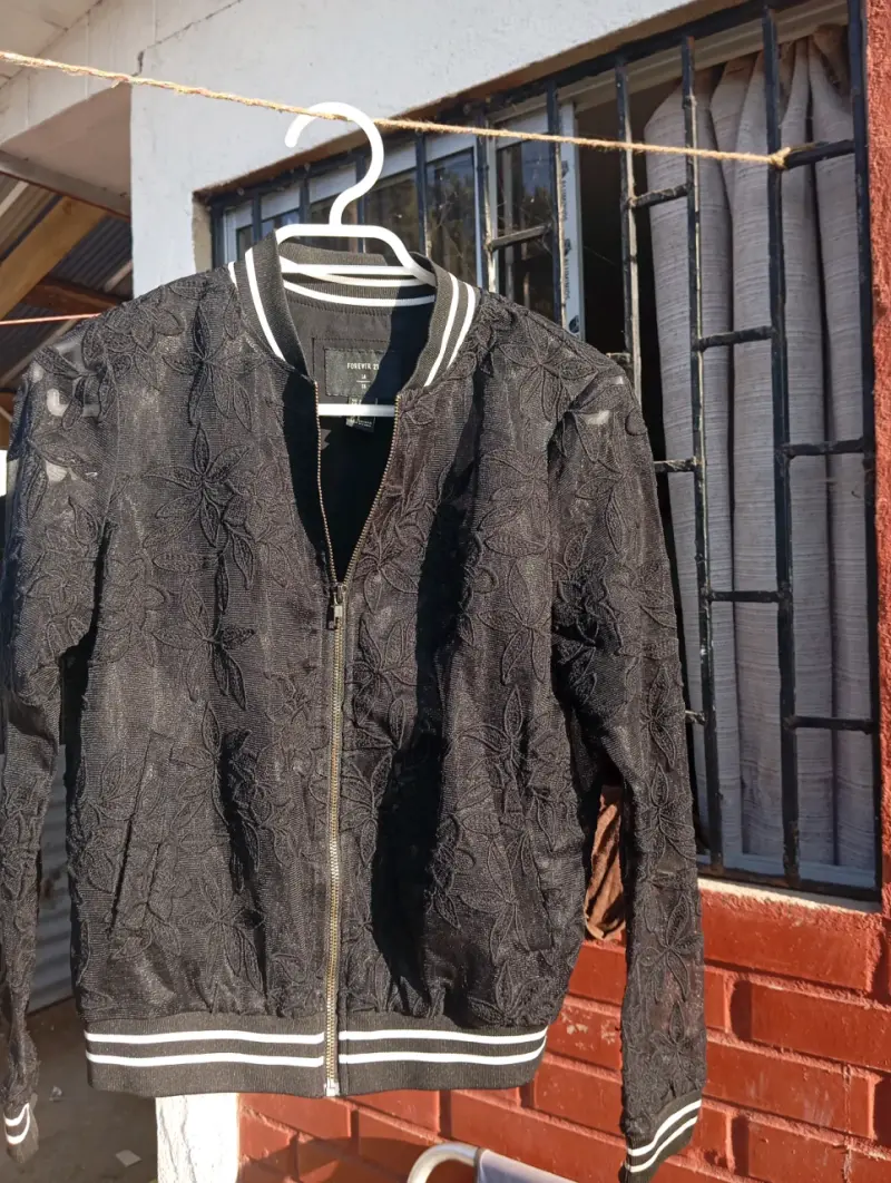 Chaqueta bomber negra bordada