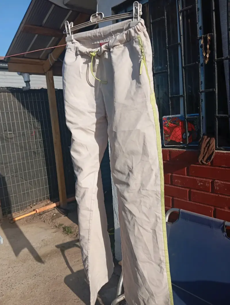 Pantalones deportivos blancos con cordón
