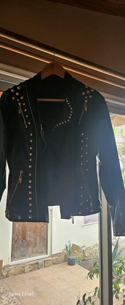 Chaqueta cuero negra con tachas metálicas - 1