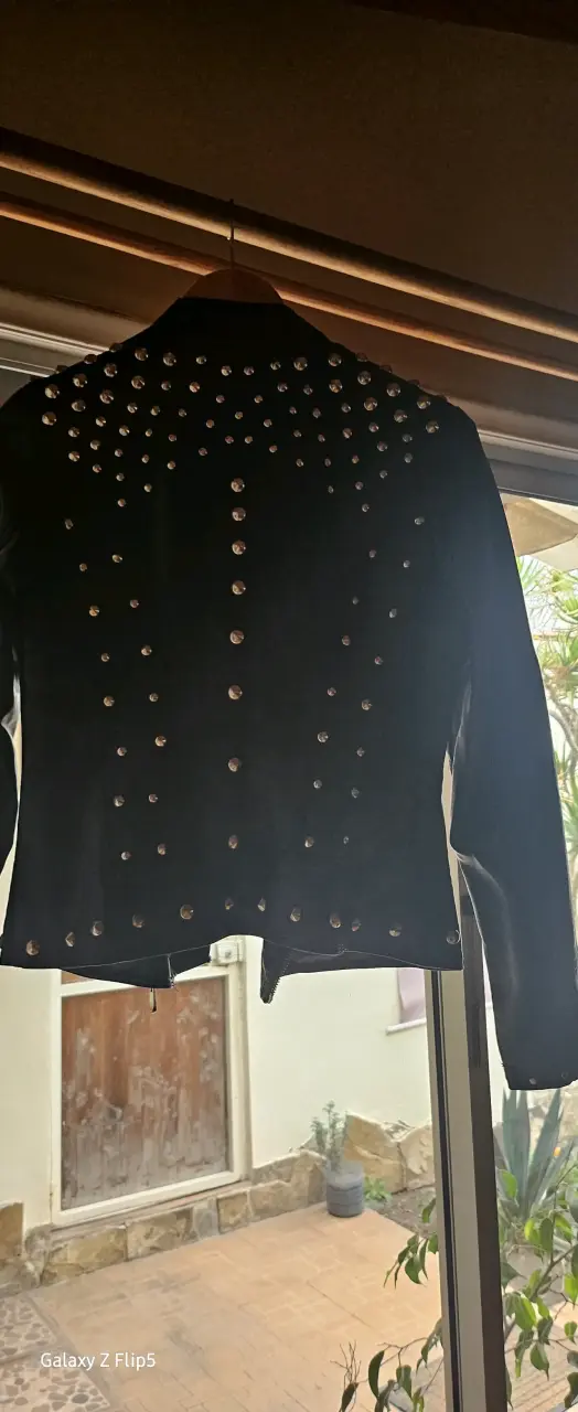 Chaqueta cuero negra con tachas metálicas - 2