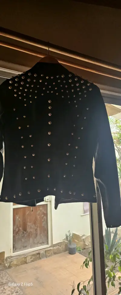 Chaqueta cuero negra con tachas metálicas - miniatura 2