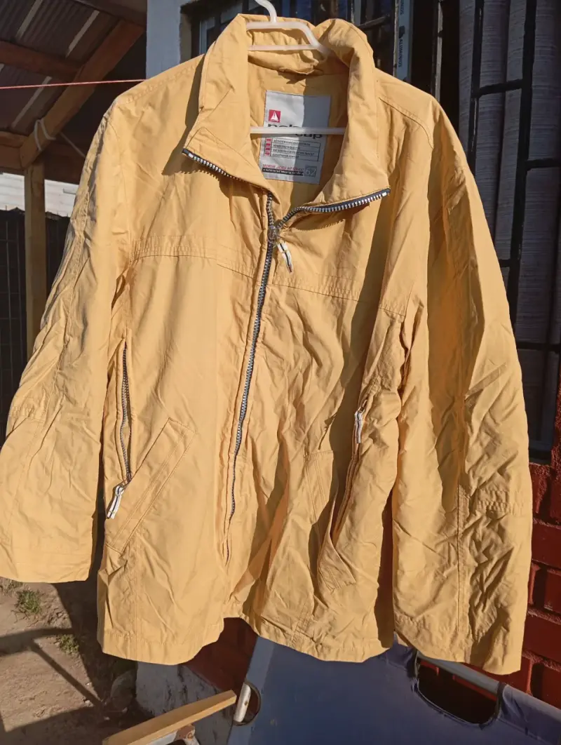 Chaqueta amarilla ligera