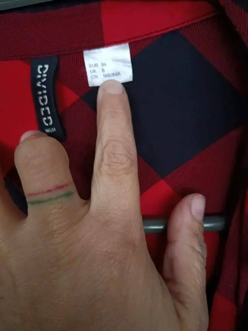 Camisa a cuadros roja y negra - 3