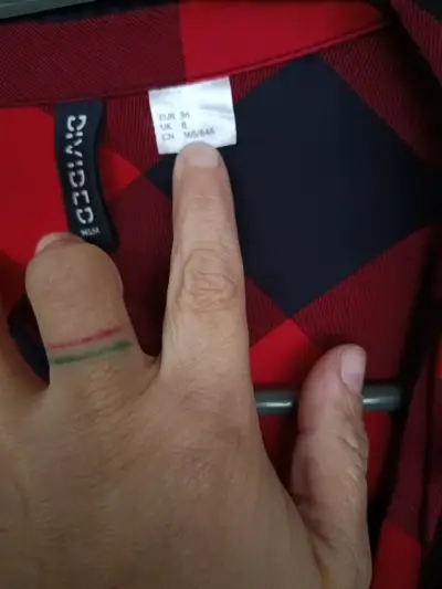 Camisa a cuadros roja y negra - miniatura 3