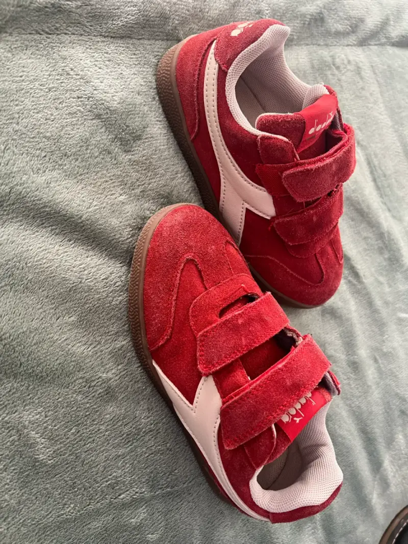 Zapatillas rojas de niña - 1
