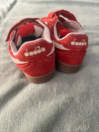 Zapatillas rojas de niña - miniatura 2