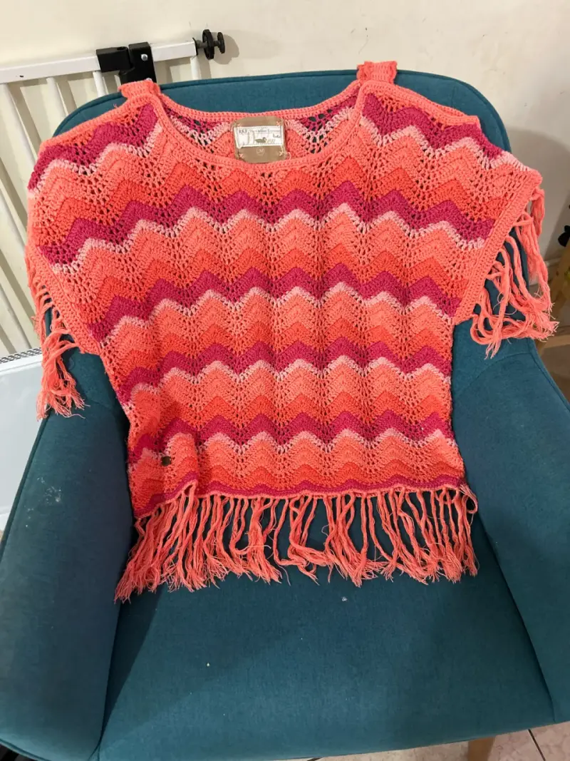 Poncho tejido con flecos colores vivos